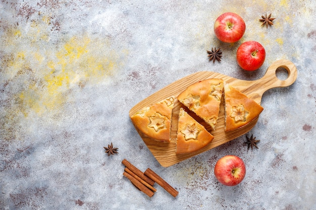 Free photo sweet homemade apple cake with cinnamon.