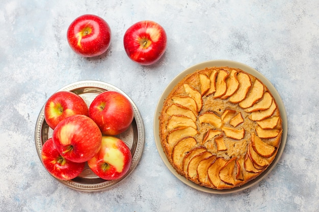 Free photo sweet homemade apple cake with cinnamon