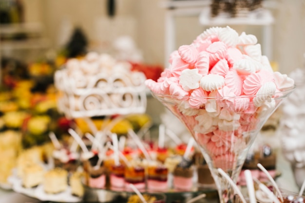 Free photo sweet marshmallows in a cup with blurred background