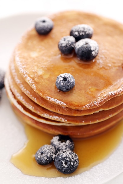 Free photo sweet pancakes with berries