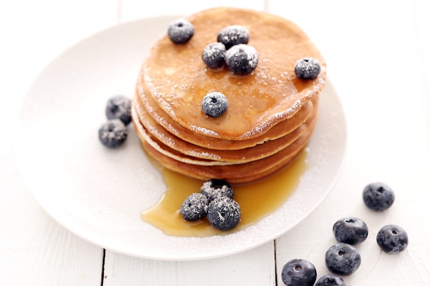 Free photo sweet pancakes with berries