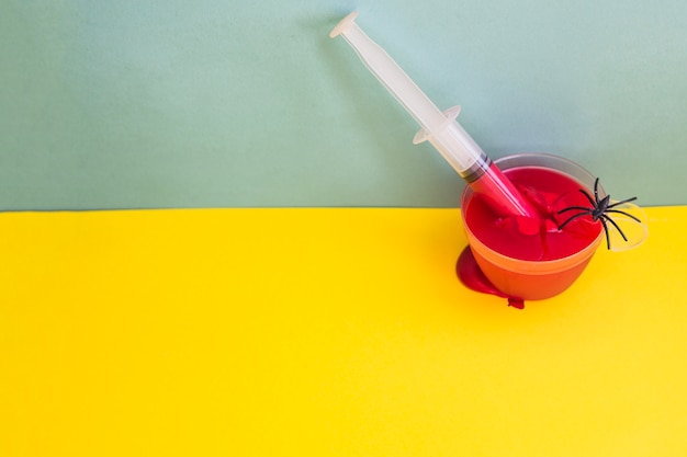 Free photo syringe in bowl with blood