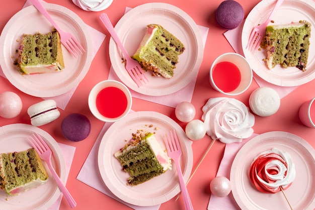 Free photo table arrangement for birthday event with lollipops and slices of cake