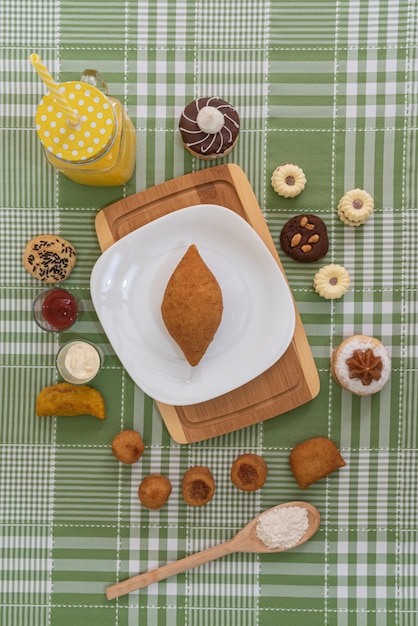 Table with several Brazilian snacks