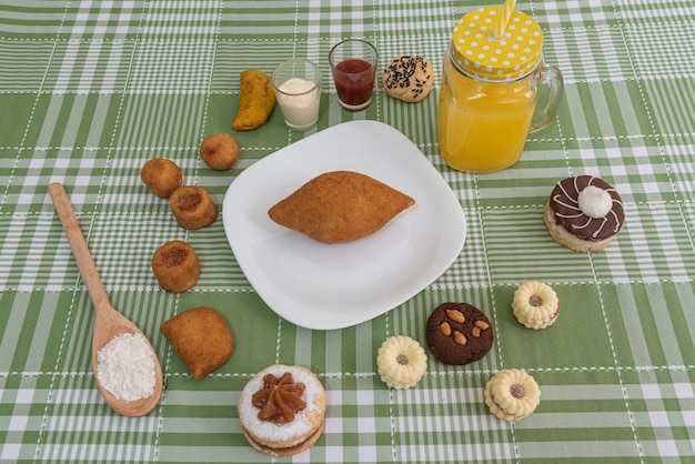 Table with several Brazilian snacks