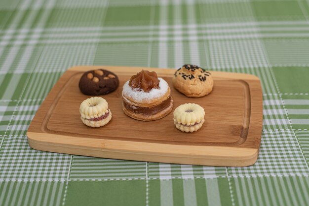 Table with several Brazilian snacks