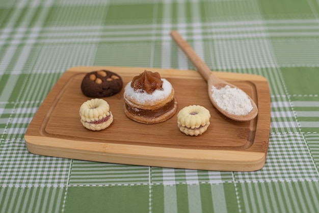 Table with several Brazilian snacks