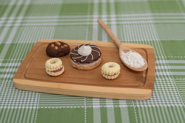 Table with several Brazilian snacks