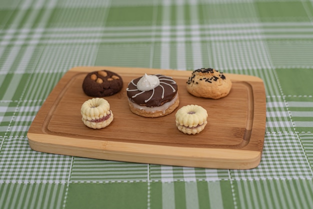 Table with several Brazilian snacks