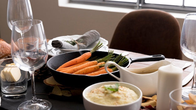 Table with thanksgiving day food