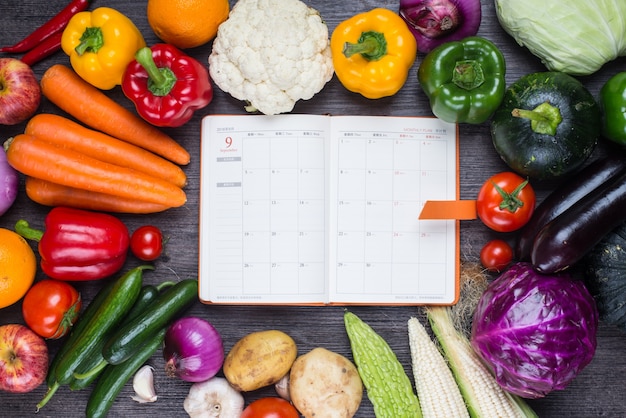 Table with vegetables and an agenda