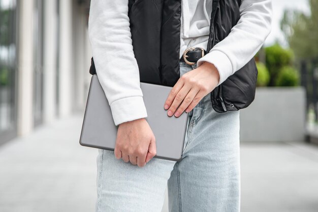 Free photo tablet in the hands of a woman on a blurred background part of the body