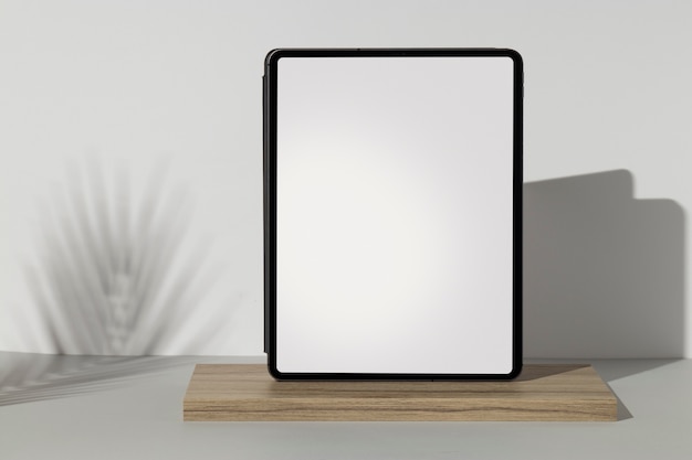 Free photo tablet minimal display on wooden board