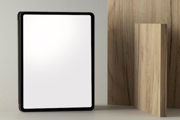 Free photo tablet minimal display and wooden boards