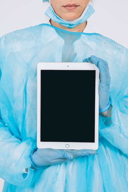 Free photo tablet on surgeon's hands