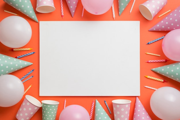 Free photo tableware and balloons frame