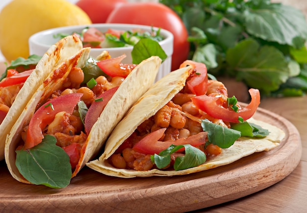 Free photo tacos with chicken and bell peppers