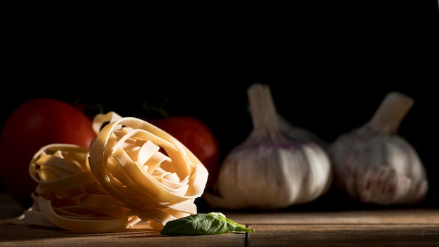 Free photo tagliatelle with basil and vegetables