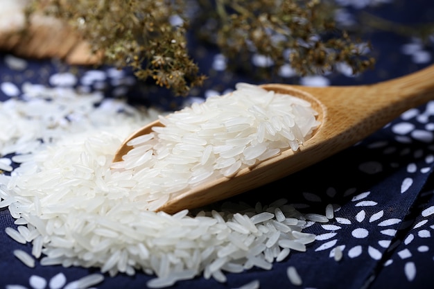 Free photo tai rice in a wooden bowl