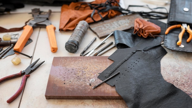 Tailoring workshop arrangement on the table