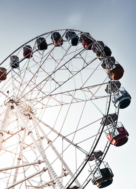 Free photo tall ferris wheel with the beautiful clear sky