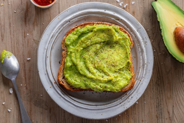 Free photo tasty appetizing sandwich bread with mashed avocado served on plate