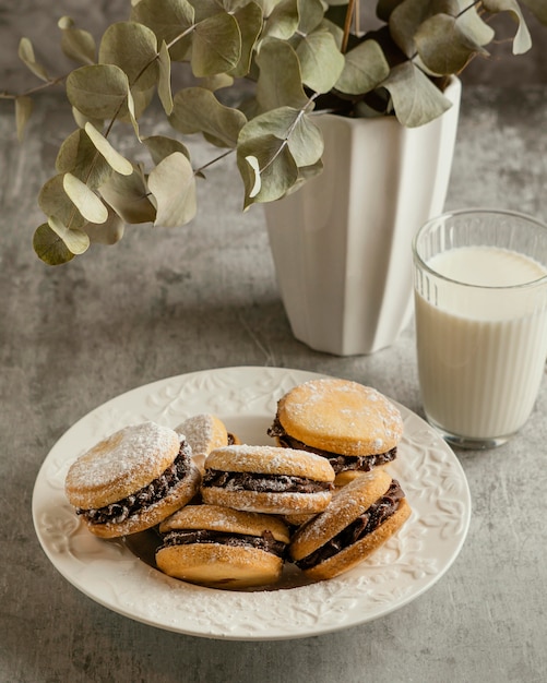 Free photo tasty biscuits with chocolate filling on plate