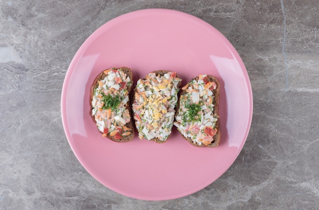 Free Photo tasty bruschetta with vegetables on pink plate.