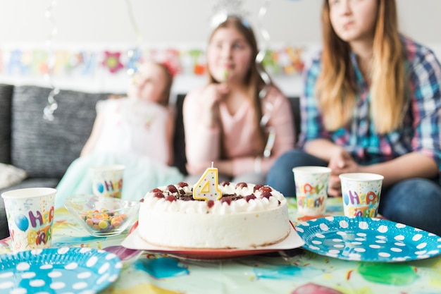 Free photo tasty cake near guests on birthday party