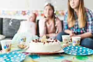 Free photo tasty cake near guests on birthday party