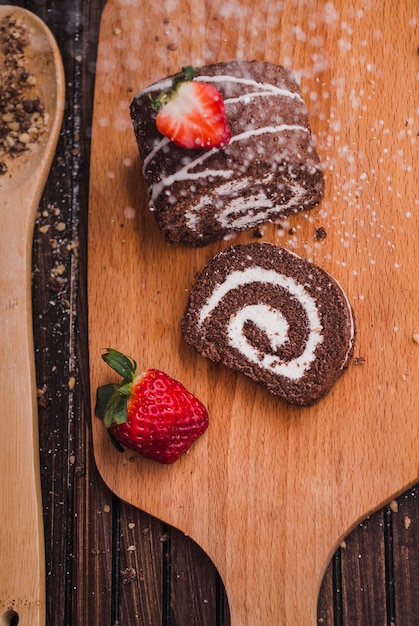 Free photo tasty chocolate roll sprinkling with powdered sugar