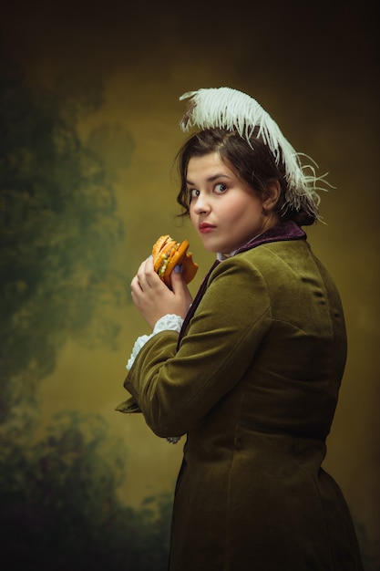 Free photo tasty fast food. modern trendy look, portrait of renaissance period beautiful woman