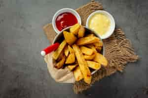 Free photo tasty french fries on on dark background