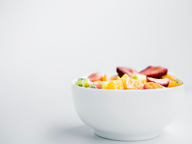 Free photo tasty fresh fruit salad in bowl on white background