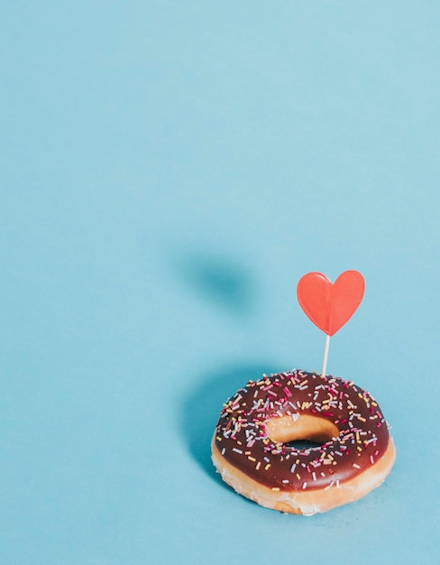 Free photo tasty glazed donut decorated with a heart