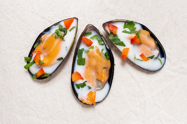 Free Photo tasty mussel shells with herbs