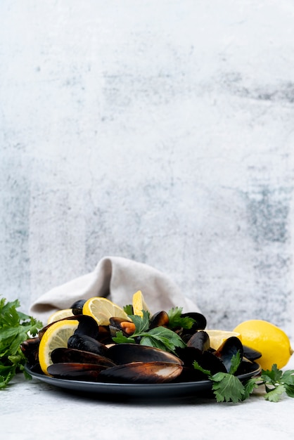 Free photo tasty mussels with lemon front view