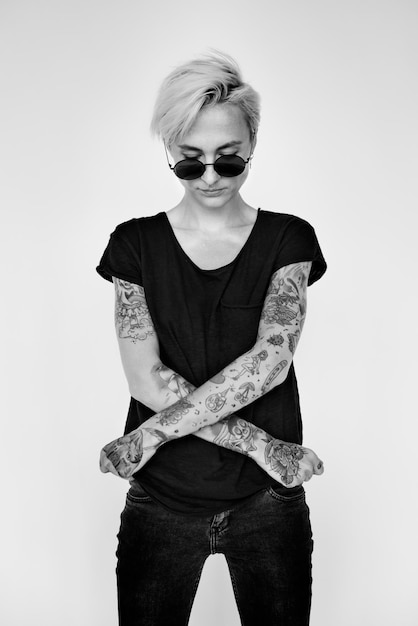 Free photo tattooed woman in black tee grayscale