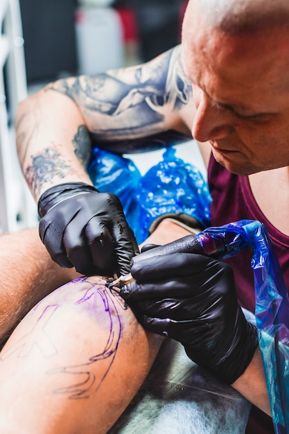 Tattooer working with machine