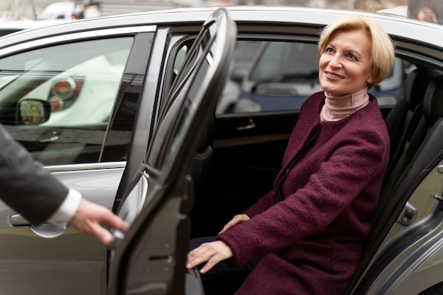 Free photo taxi driver and female client interacting in a formal way