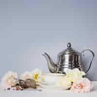 Free photo tea cup with flower arrangement