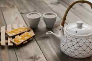 Free photo tea set on wood table