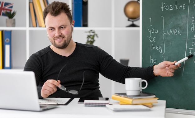 Free photo teacher doing an english lesson online for his students