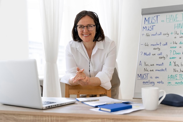 Free Photo teacher doing her english class with a whiteboard