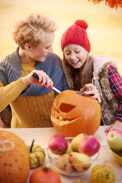 Teaching my little daughter how do it Halloween decorations