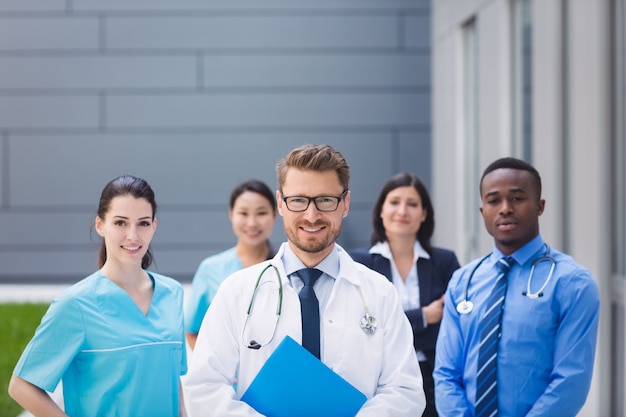 Free photo team of doctors standing together in hospital premises