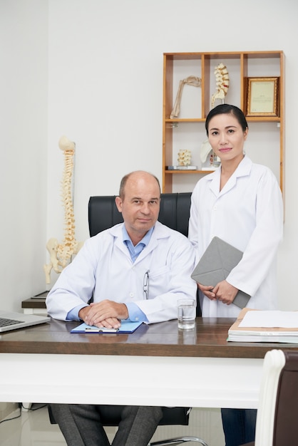 Team of osteopaths posing for a picture in the hospital office