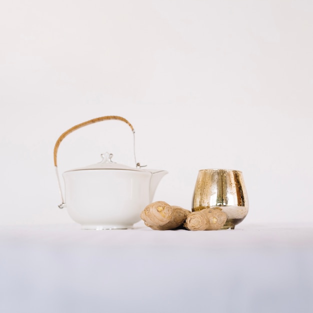 Free photo teapot and ginger in arrangement