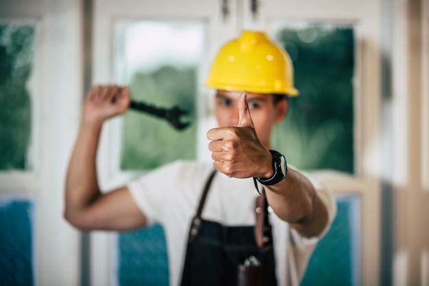 Free photo a technician holds a screwdriver and holds a thumb.