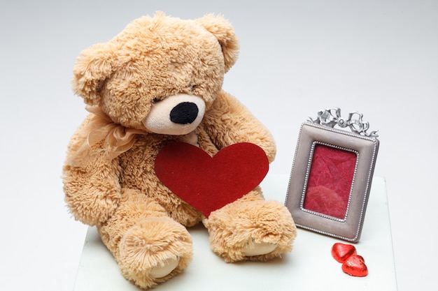 Free photo teddy bears couple with red heart. valentines day concept.